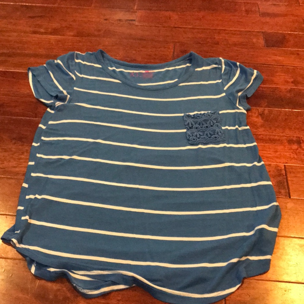 Short sleeve tee blue and white striped
